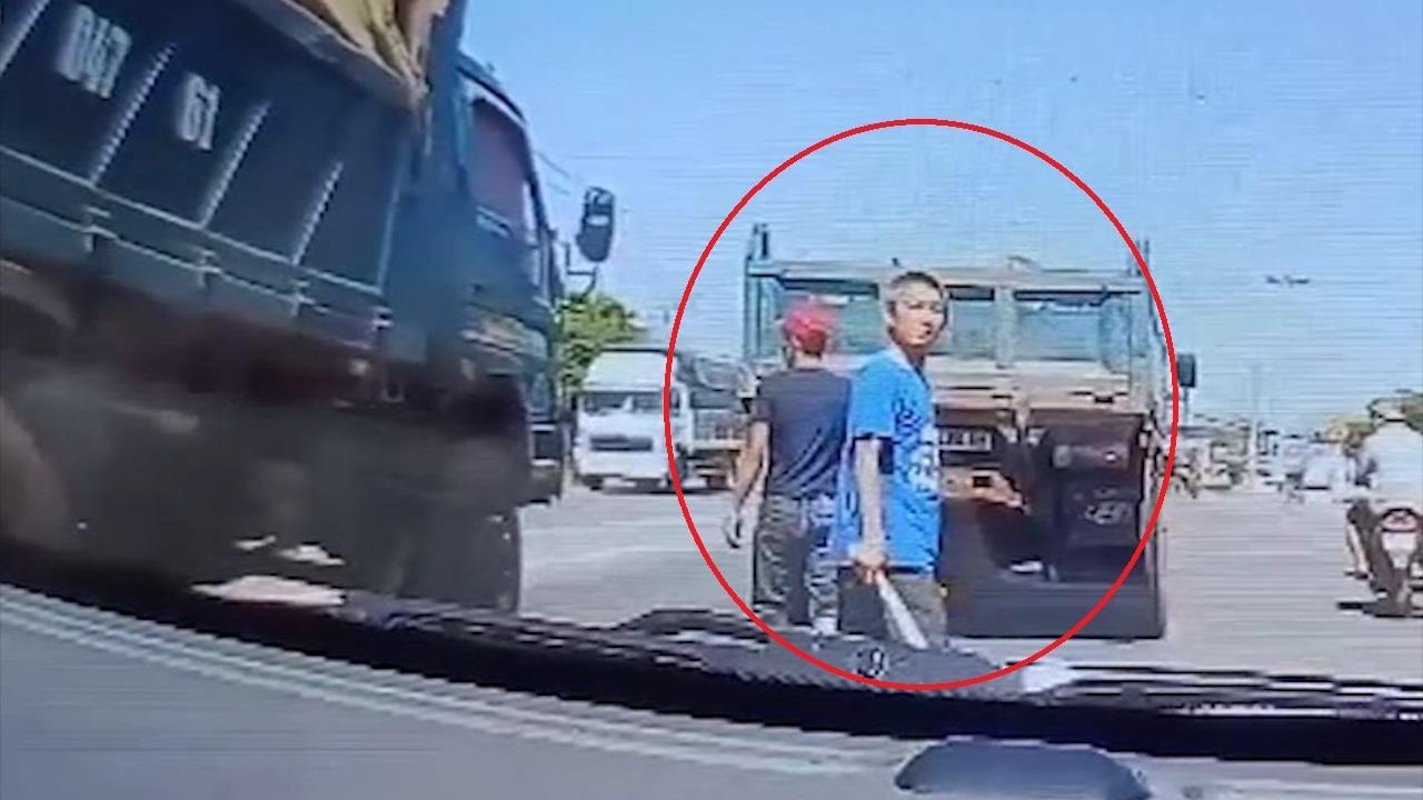 Xe ben chan dau, cam hung khi de doa tai xe oto hinh anh