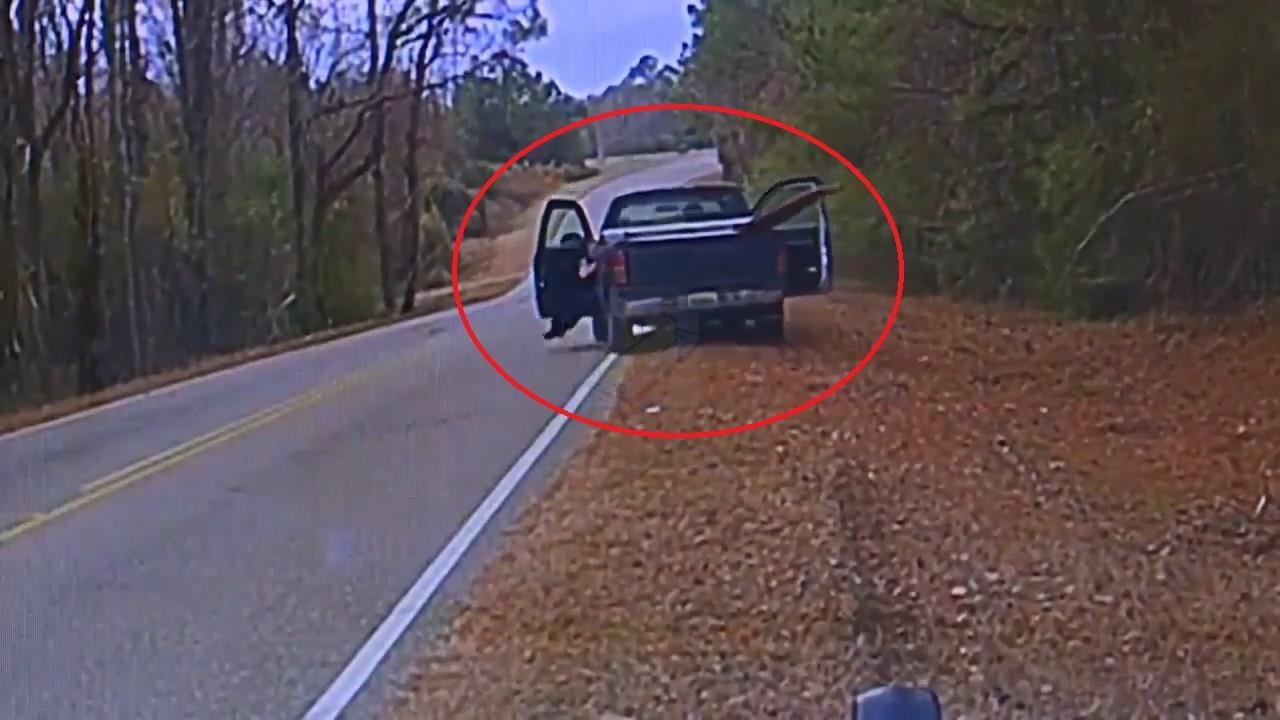 Oto keo le hai canh sat roi bo chay khi bi kiem tra hinh anh