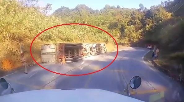 Xe container bi lat khi qua doc Da Xe hinh anh