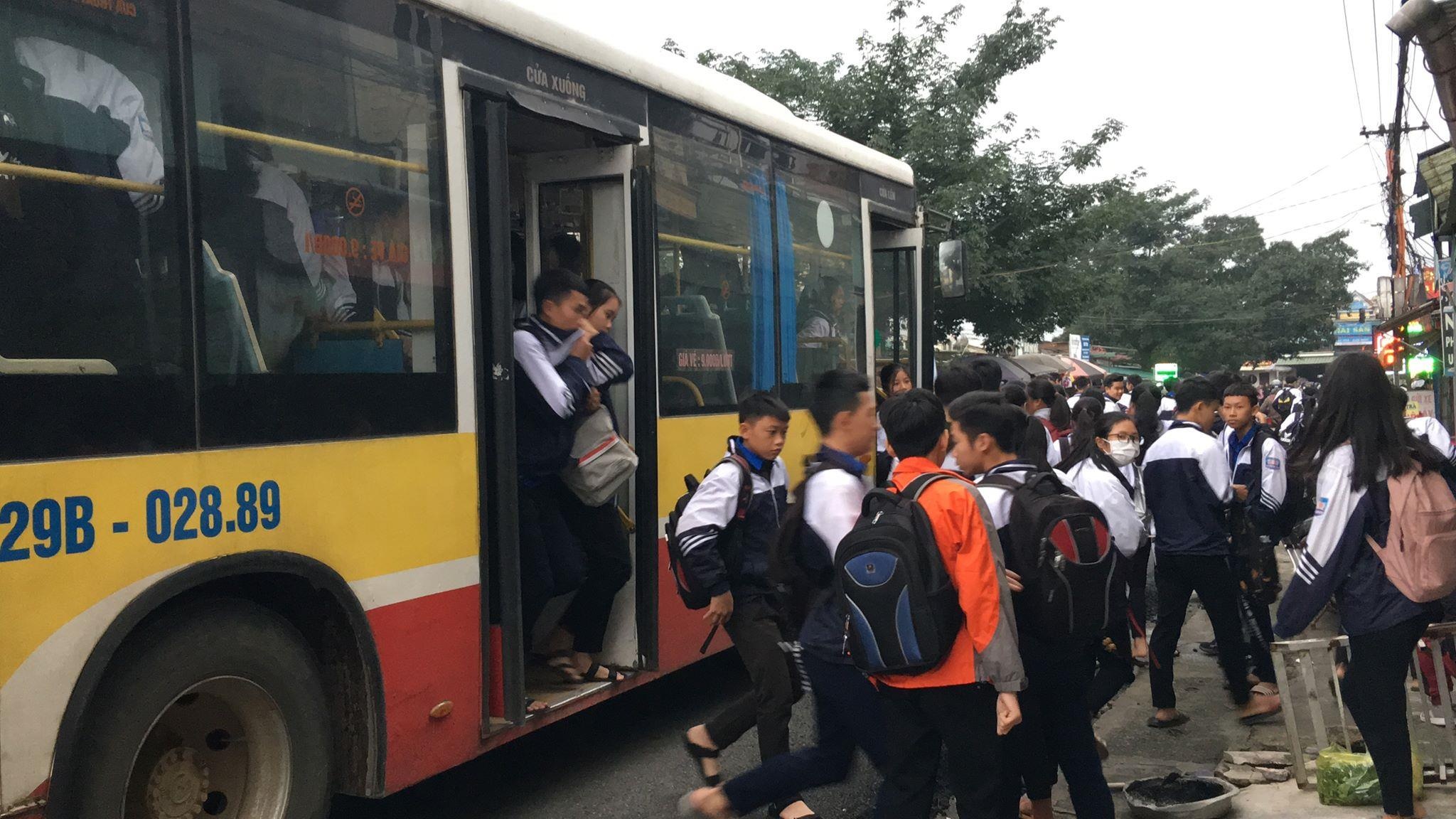 Gan 120 hoc sinh chen chuc tren xe bus 60 cho hinh anh