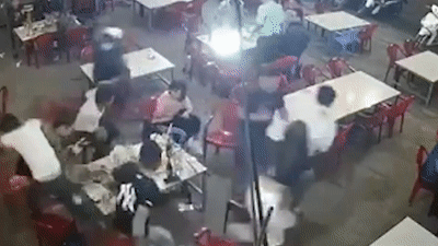 Hai thanh nien cam hung khi tan cong nguoi trong quan nhau hinh anh