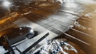 Oto suyt bi tau hoa tong khi bang qua duong ray hinh anh