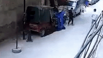 Tre con nghich ngom cham lua dot xe 3 banh hinh anh