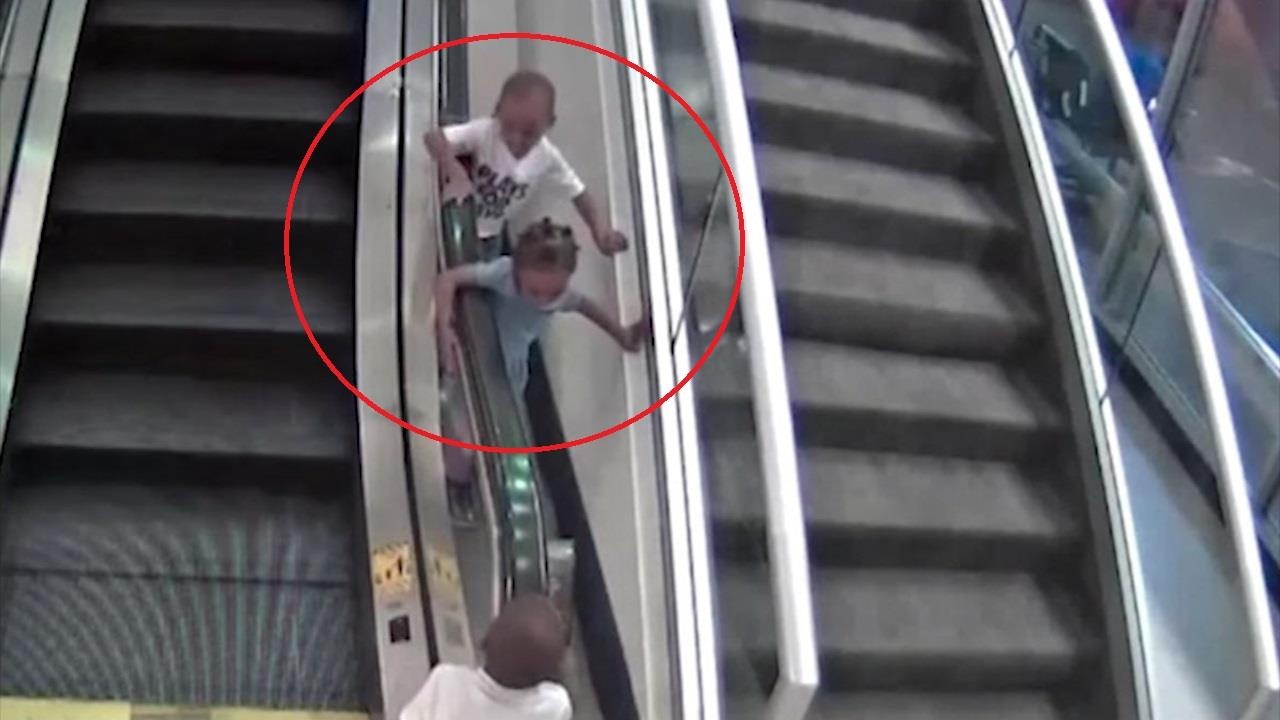 Cau be 3 tuoi thiet mang khi dang nghich thang cuon hinh anh