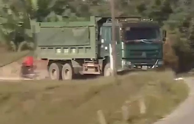 Xe cho qua tai tai cac ben bai o Ha Noi hinh anh