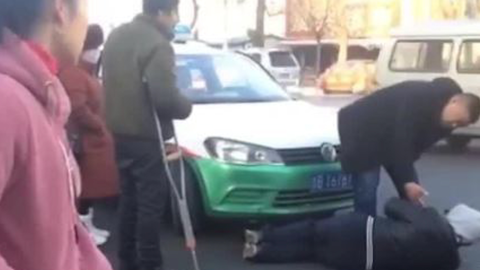 Nguoi dan ong nam truoc dau oto an va tai xe hinh anh