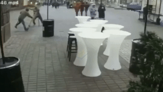 Nguoi phu nu di duong bi gian giao do de len nguoi hinh anh