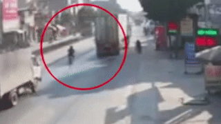 Thanh nien lai xe may vuot au nga vao gam xe container hinh anh