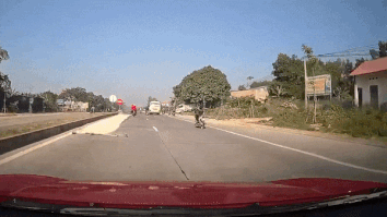 Oto suyt tong vao xe may vi tranh doan duong phoi thoc hinh anh