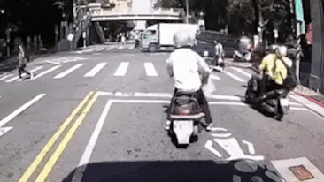 Xe may lui vao oto khi dung den do hinh anh