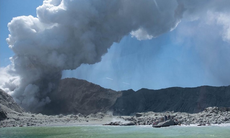 Du khach ghi lai canh nui lua New Zealand phun trao hinh anh