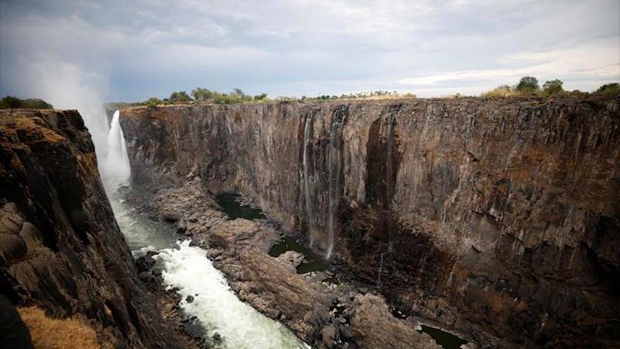 Thac Victoria cao 100 m co nguy co bien mat vi bien doi khi hau hinh anh