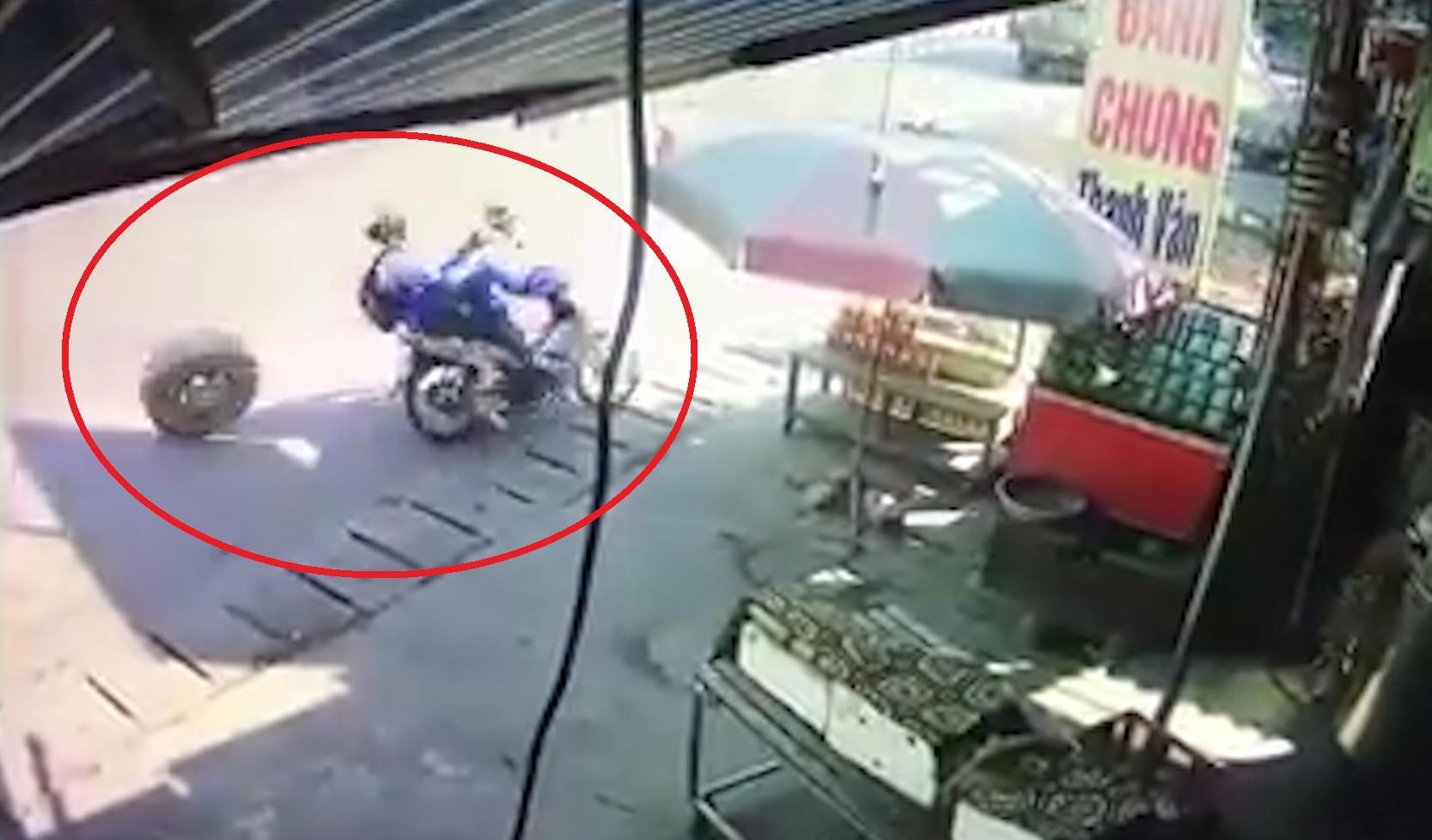 Lop du phong xe tai vang vao 2 hoc sinh di xe may hinh anh