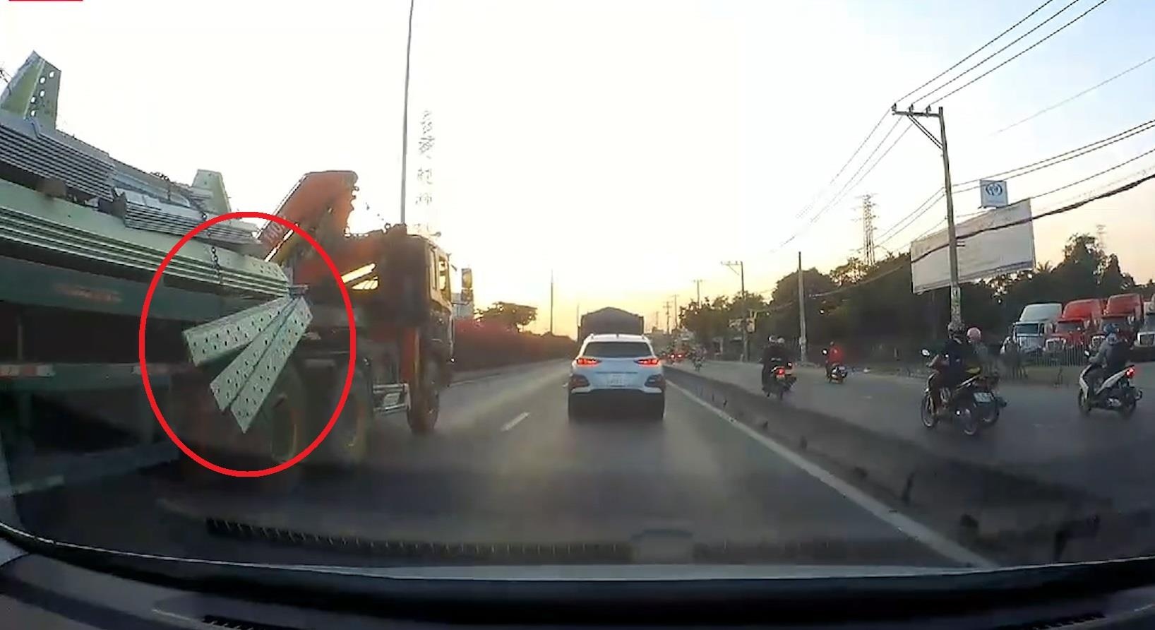 Mieng thep roi tu xe dau keo suyt gay hoa cho oto phia sau hinh anh