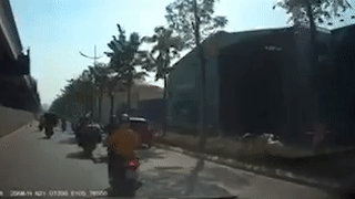 Oto bat ngo mo cua giua duong khien loat xe may te nga hinh anh