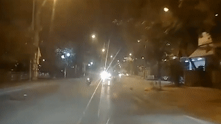 Hoc sinh di xe dien bat ngo sang duong bi oto tong trung hinh anh