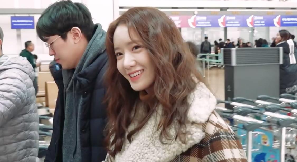 Yoona rang ngoi o san bay hinh anh