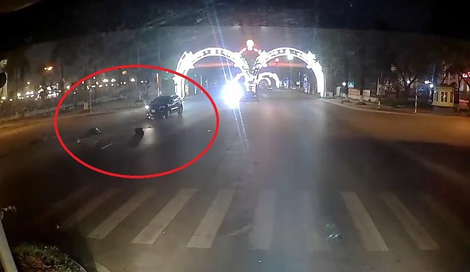 Oto vuot den do dam vao xe may cho 3 giua nga tu hinh anh