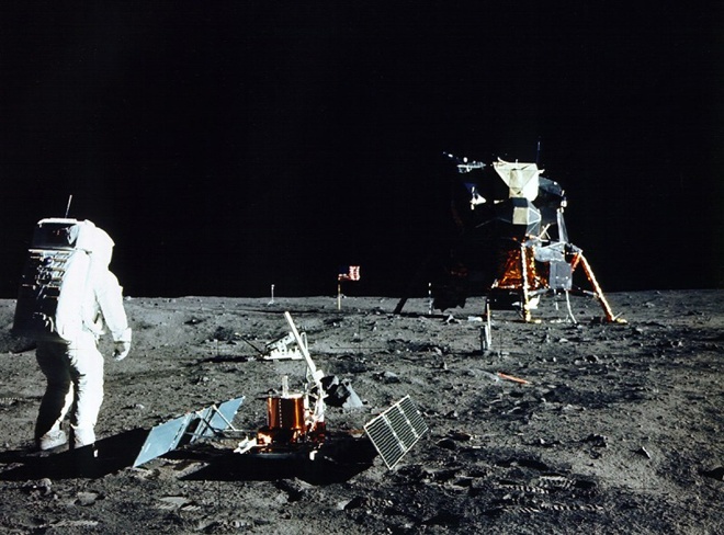 Tai sao phi hanh gia tren tau Apollo 11 suyt bi ket tren Mat Trang? hinh anh