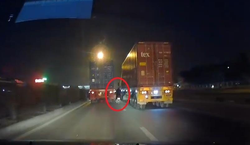 Nam thanh nien dau tran lai xe may chay vao giua 2 container hinh anh