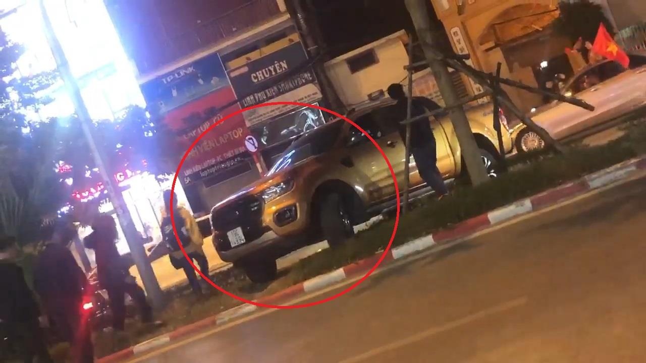 Xe ban tai leo len dai phan cach de quay dau xe hinh anh