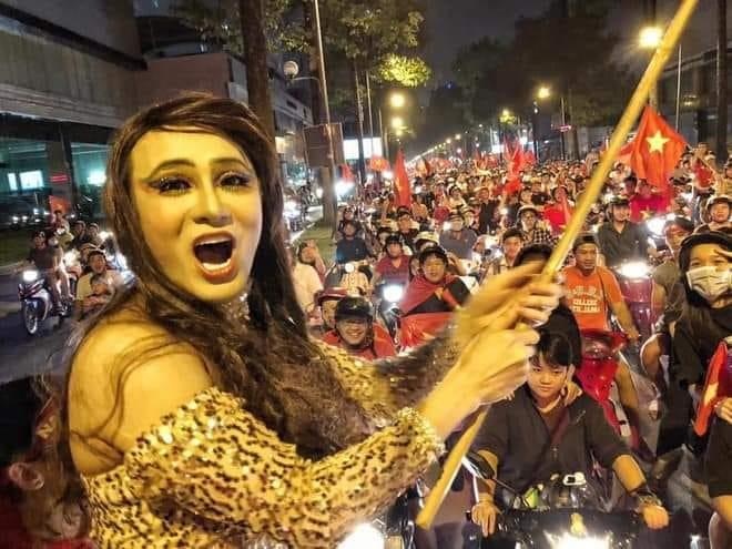 Huynh Lap mac vay, gia gai xuong duong mung U22 Viet Nam gianh HCV hinh anh