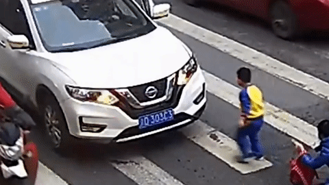 Cau be noi nong, da vao dau oto tong nga me minh hinh anh