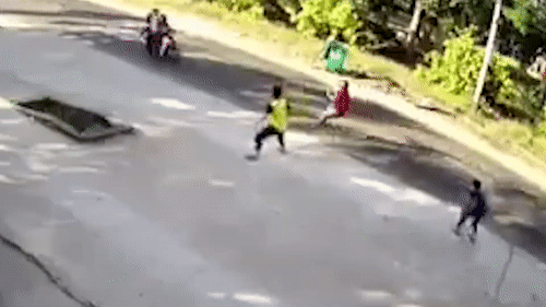 2 ten cuop lao thang xe may vao cong an xa o Binh Duong hinh anh