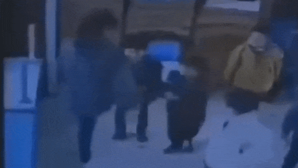 Bao mau Trung Quoc da vao chan 2 be trai vi khong nghe loi hinh anh