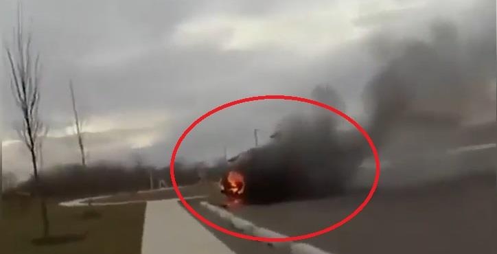 Canh sat dung binh chua chay cuu tai xe bi ket trong oto hinh anh