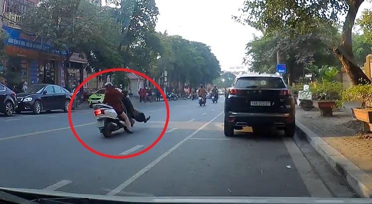 Nguoi dan ong di bo khong quan sat bi nu lai xe may dam trung hinh anh