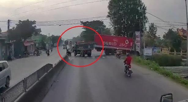 Xe ben lao len dai phan cach khi tranh oto tai sang duong hinh anh