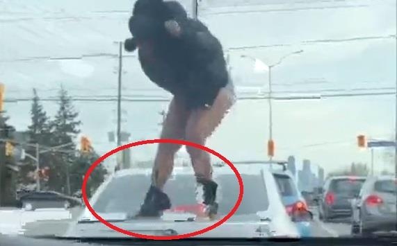 Nguoi phu nu nhay len oto giam dap vi bi ban trai lua doi hinh anh