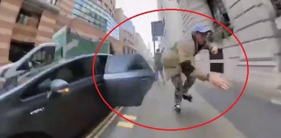 Nam thanh nien truot patin va vao cua oto mo nga xuong via he hinh anh