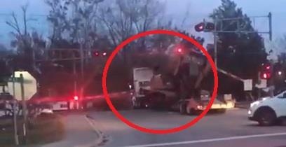 Xe dau keo bi tau hoa dam gay doi hinh anh