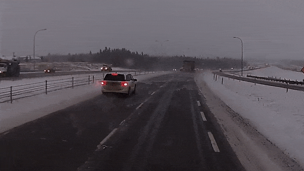 Container mat lai lao ra chan giua duong hinh anh