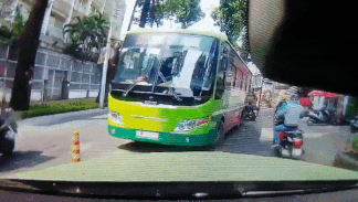 Xe buyt lan lan nguoc chieu, ui dai phan cach mem hinh anh