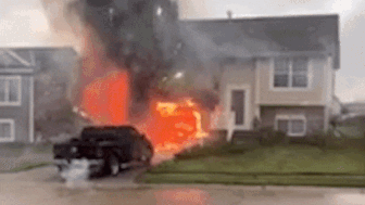 Ngoi nha chay rui sau tran phao hoa hinh anh