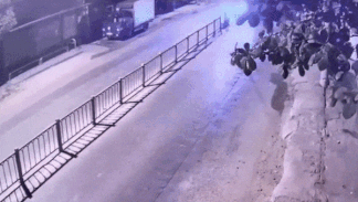 Xe tai mat lai lat nghieng, ui bay dai phan cach hinh anh