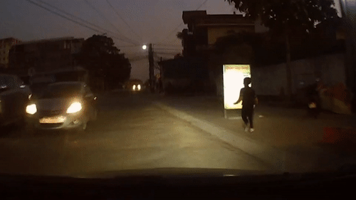 Cau be dot ngot lao ra duong suyt bi oto tong trung hinh anh