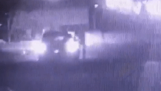 Oto khong quan sat can qua nguoi di duong tai tram xang hinh anh