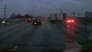 Oto chay nhanh mat lai dam xe tai lat ngua hinh anh