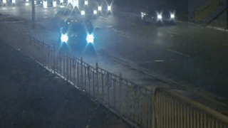 Nu tai xe lai oto dam bay lan can cau vuot, roi xuong nha dan hinh anh