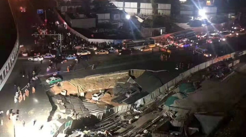 Hang loat oto sup ho tu than giua duong o Trung Quoc hinh anh