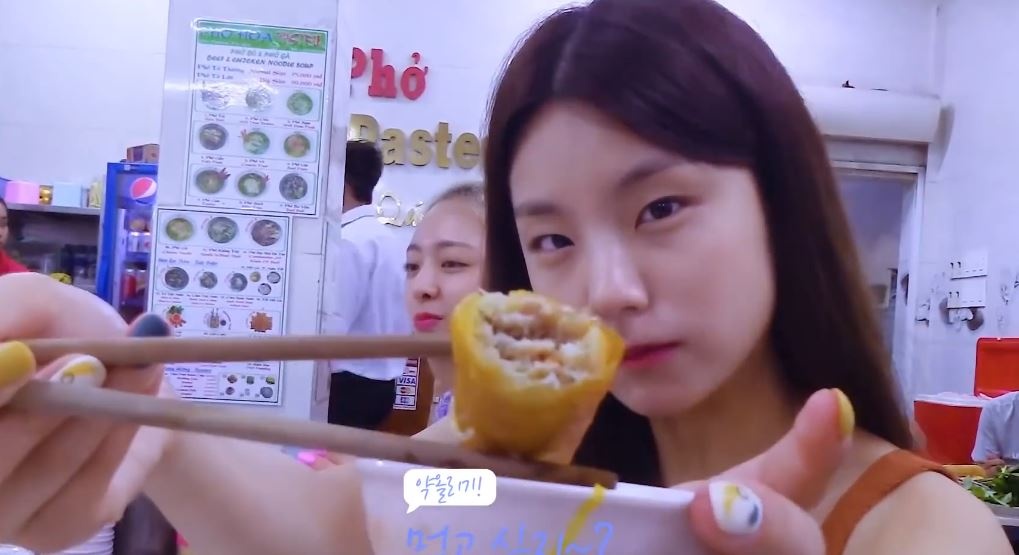 5 co gai nhom ITZY an pho va goi cuon o TP.HCM hinh anh