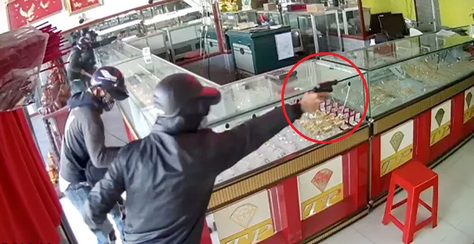 Toi pham chay xe sang di cuop tiem vang o TP.HCM hinh anh