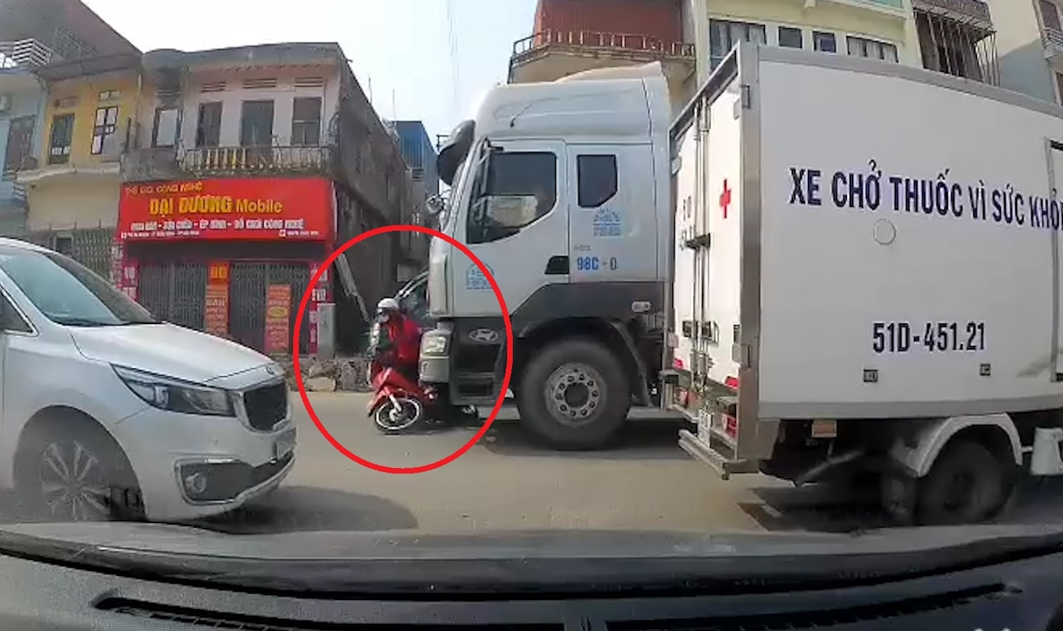 Nu tai xe di xe may suyt chet vi lao vao diem mu truoc dau container hinh anh