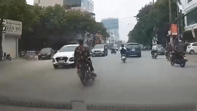 Nu sinh di xe may re trai khong quan sat gay tai nan hinh anh