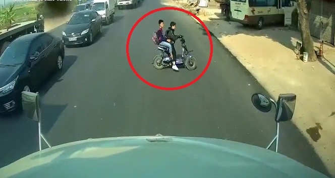 Hai hoc sinh di xe dap dien suyt bi dam vi chay cat mat container hinh anh