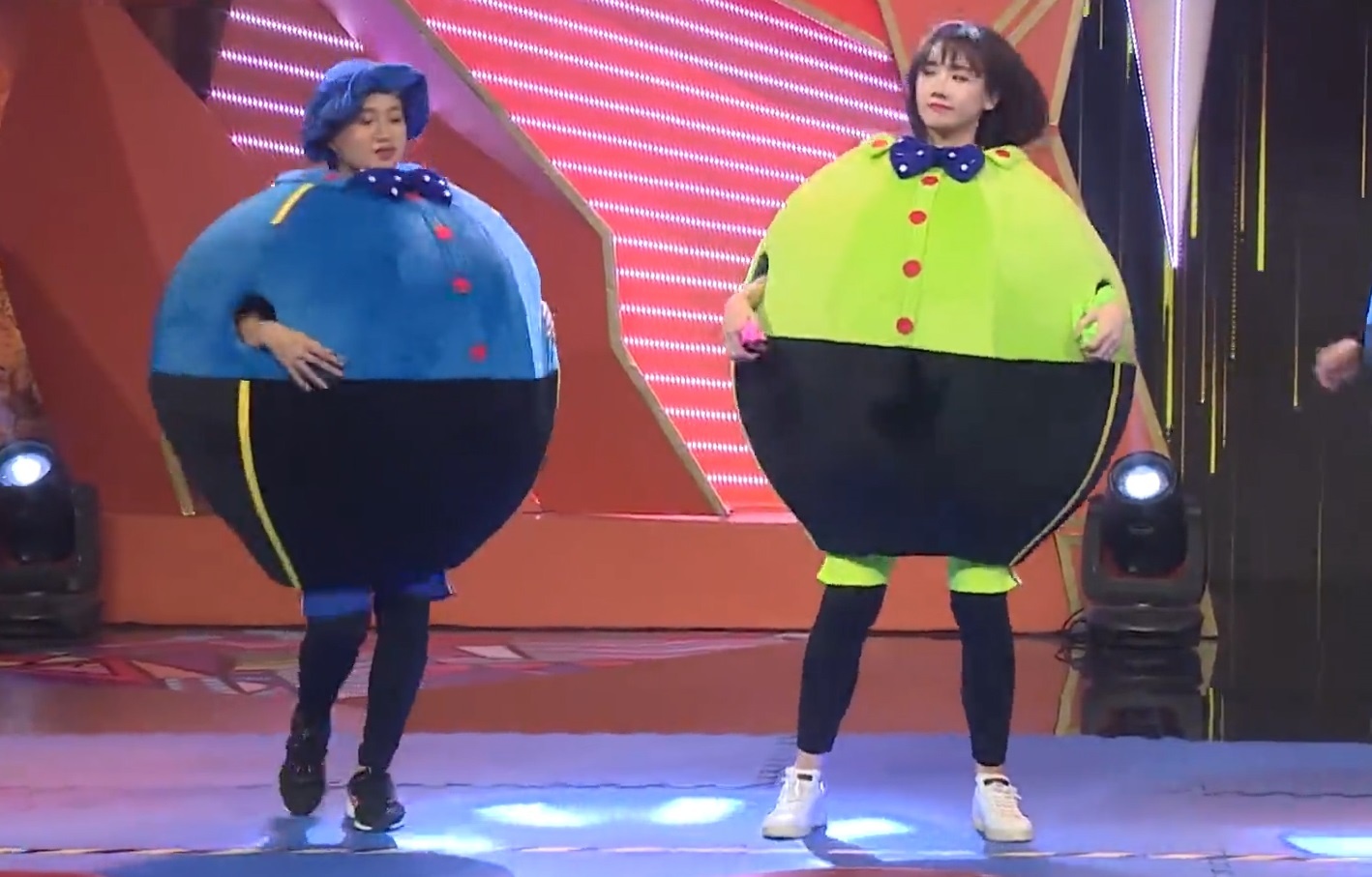 Lam Vy Da - Hari Won 'tuong tan' trong game show hinh anh